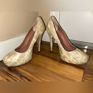 Vince Camuto heels size 8